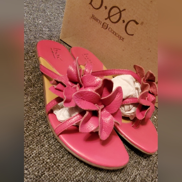 2/$45 like new BOC floral sandlea - Picture 2 of 16